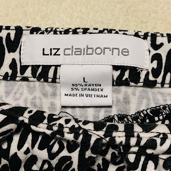 Woman’s Printed Blouse! - Picture 2 of 2